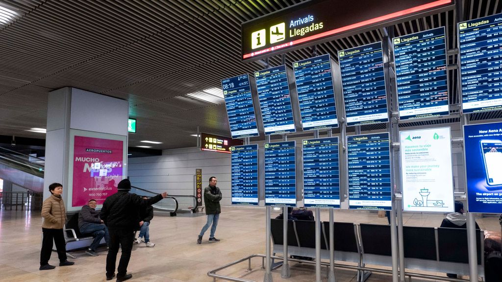 EuropaPress 4901512 panel llegadas donde refleja vuelo procedente chongqing china aeropuerto