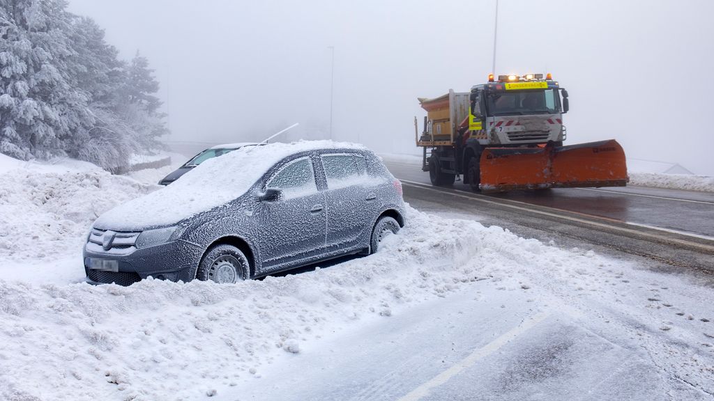 EuropaPress 4934637 coche cubierto nieve maquina quitanieves carretera acceso puerto (1)
