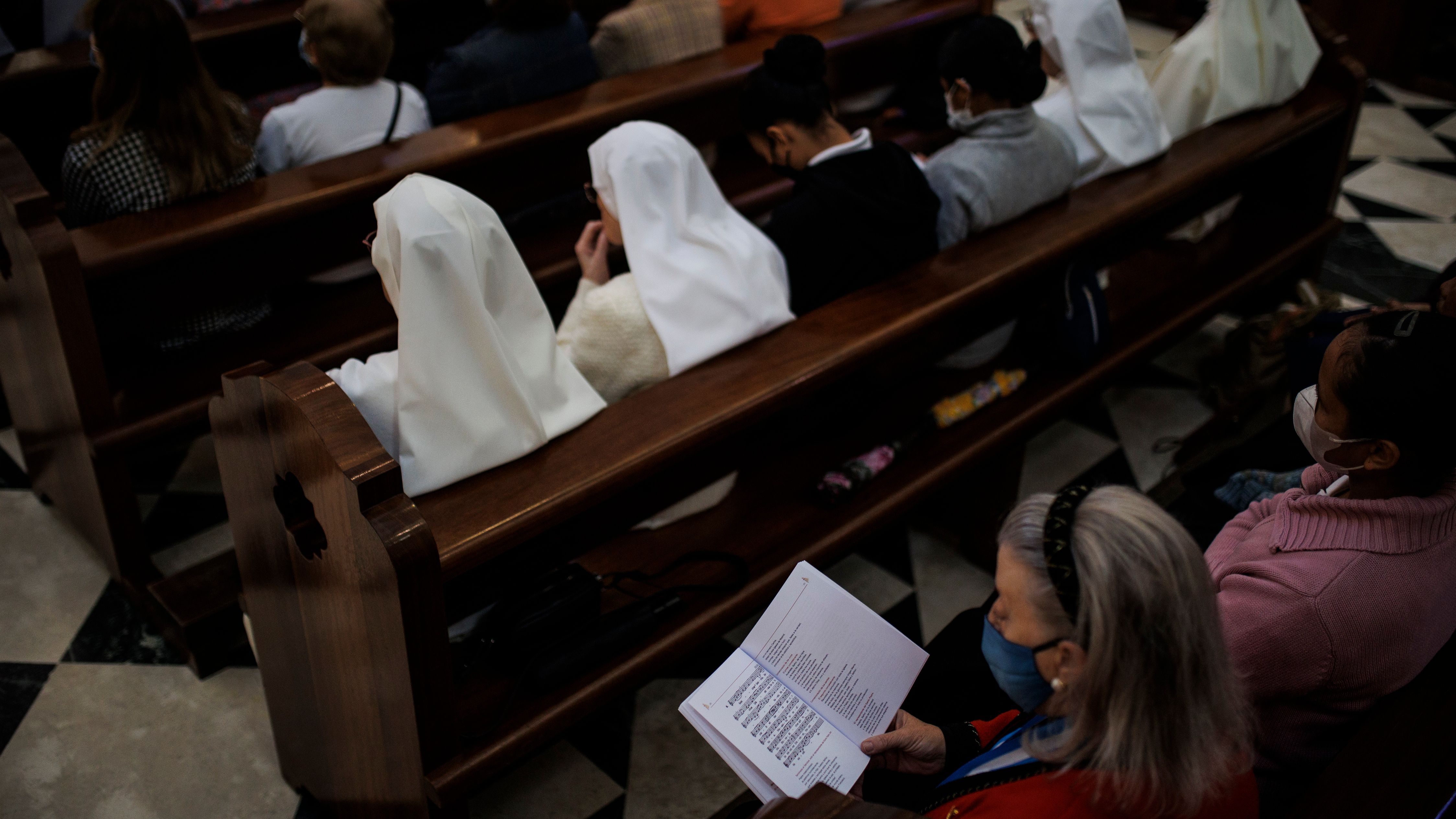 Monjas y feligreses en la Catedral de la Almudena