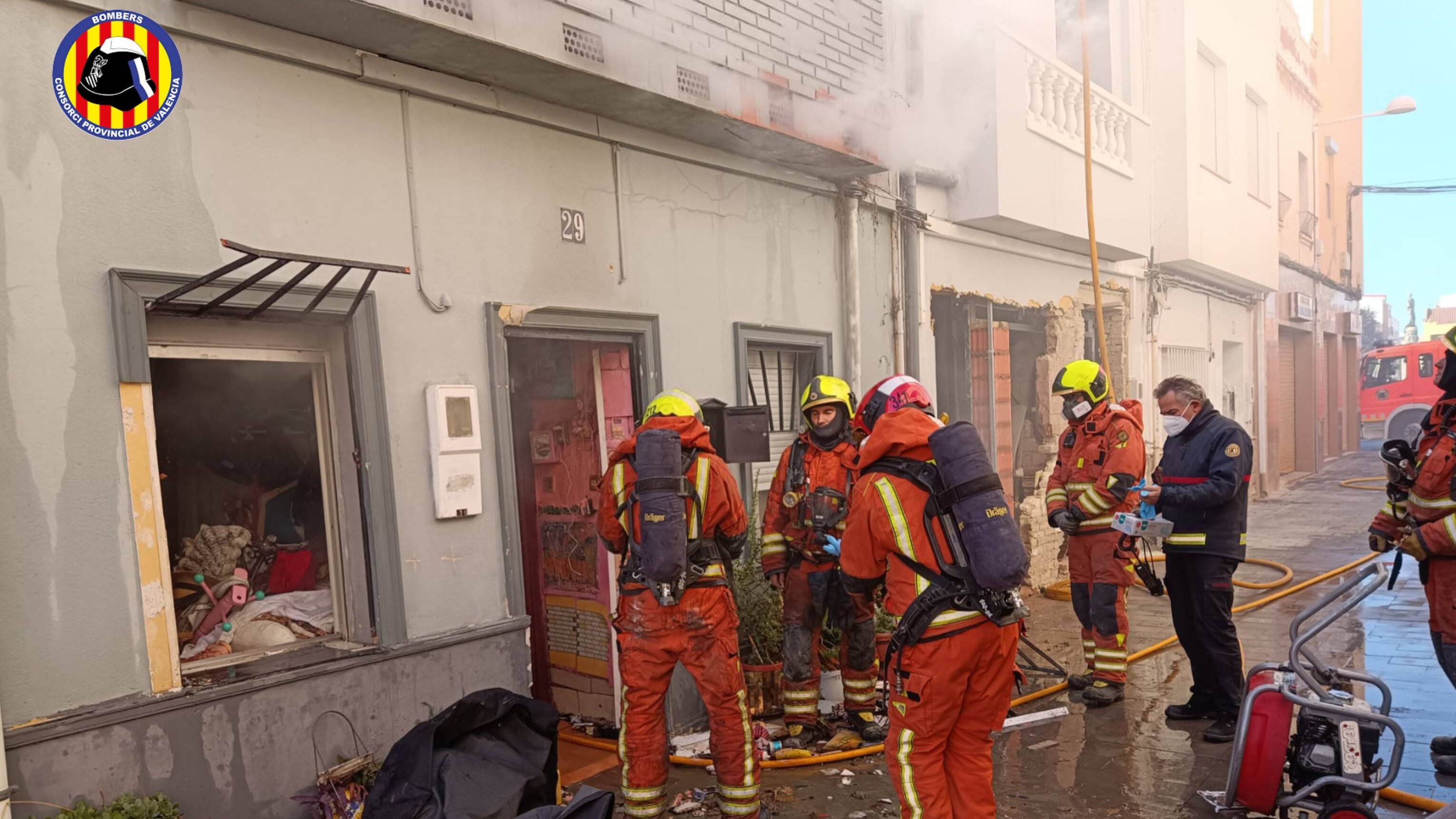 Cambio Ministerio A bordo Muere una mujer al incendiarse una casa llena de enseres en Puerto de  Sagunto