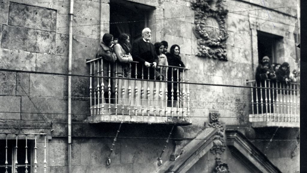 Unamuno saluda desde el balcón de su casa de Salamanca a los que le aclaman a su regreso del exilio.