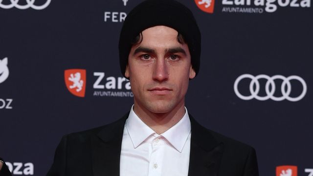 Premios Feroz Àlex Monner sorprende al posar con una bolsa de la