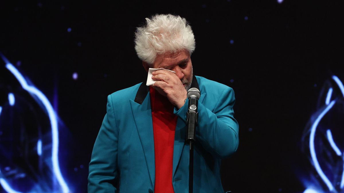 EuropaPress 4953033 director cine pedro almodovar emociona recibir premio feroz audi honor 2023 EuropaPress 4953033 director cine pedro almodovar emociona recibir premio feroz audi honor 2023