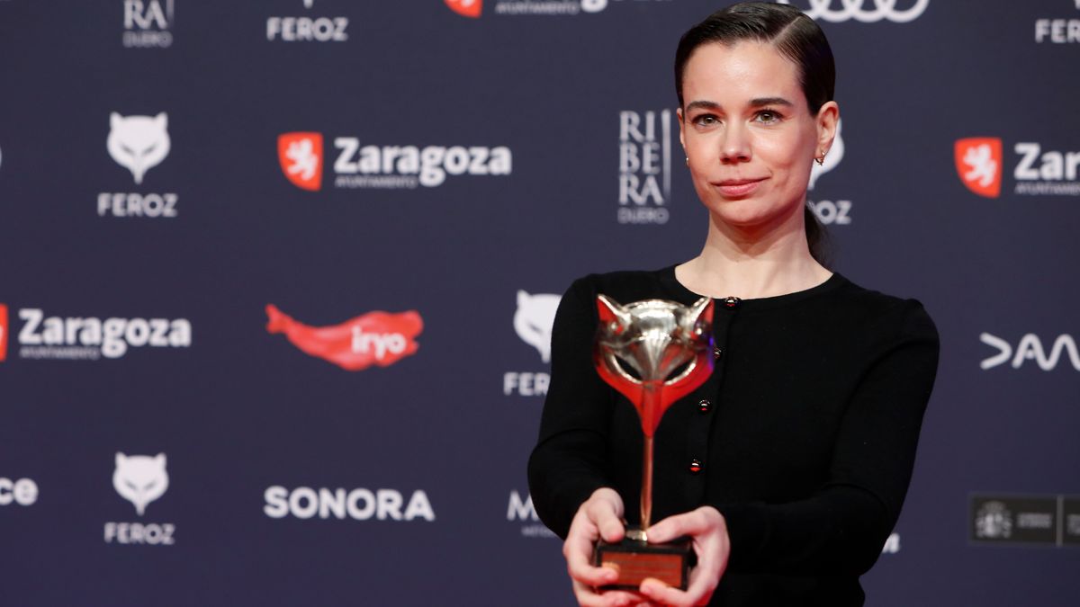 La actriz Laia Costa tras recibir el premio a "Mejor actriz protagonista de una película" por su trabajo en "5 lobitos"
