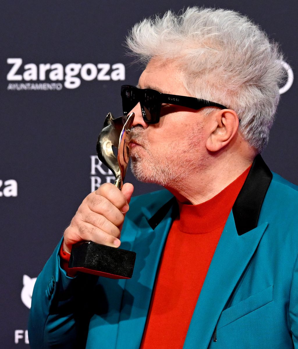 Pedro Almodóvar posa con su Feroz de Honor