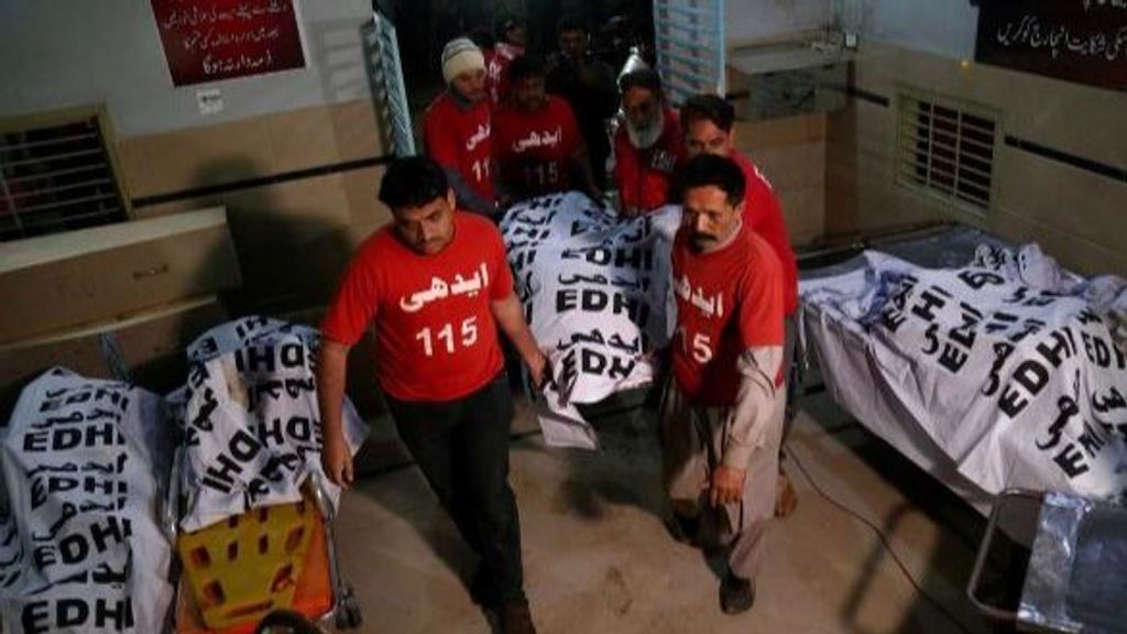 Trágico accidente en Pakistán: 44 muertos al caer un autobús por un barranco