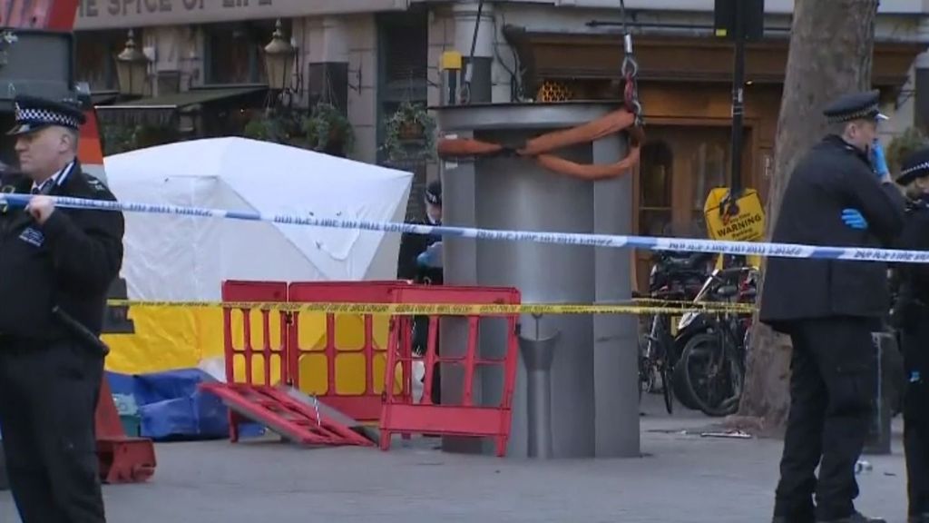Un inodoro público cae encima de un hombre en Londres: ha fallecido