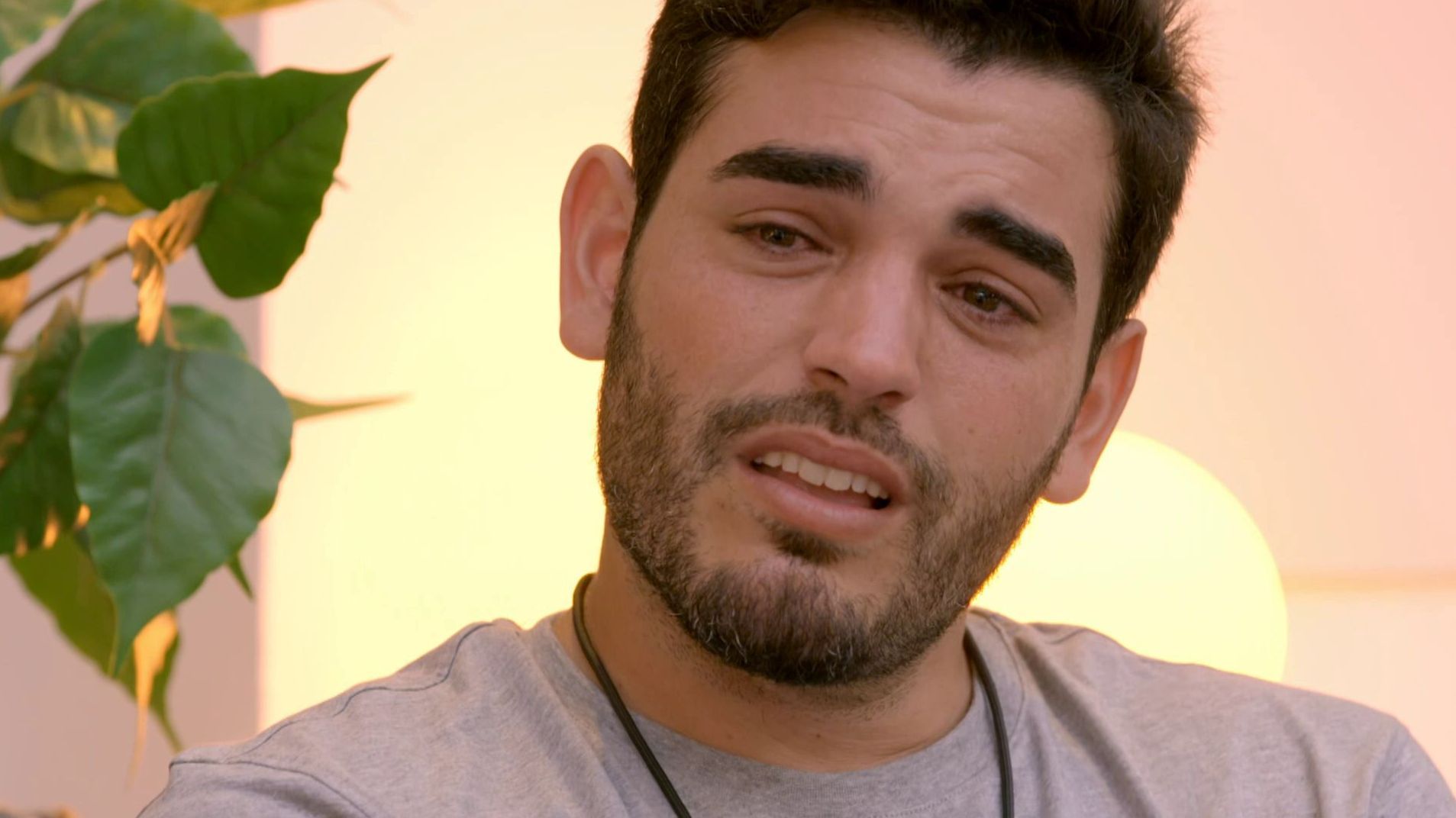 Adrián se emociona al hablar de Naomi