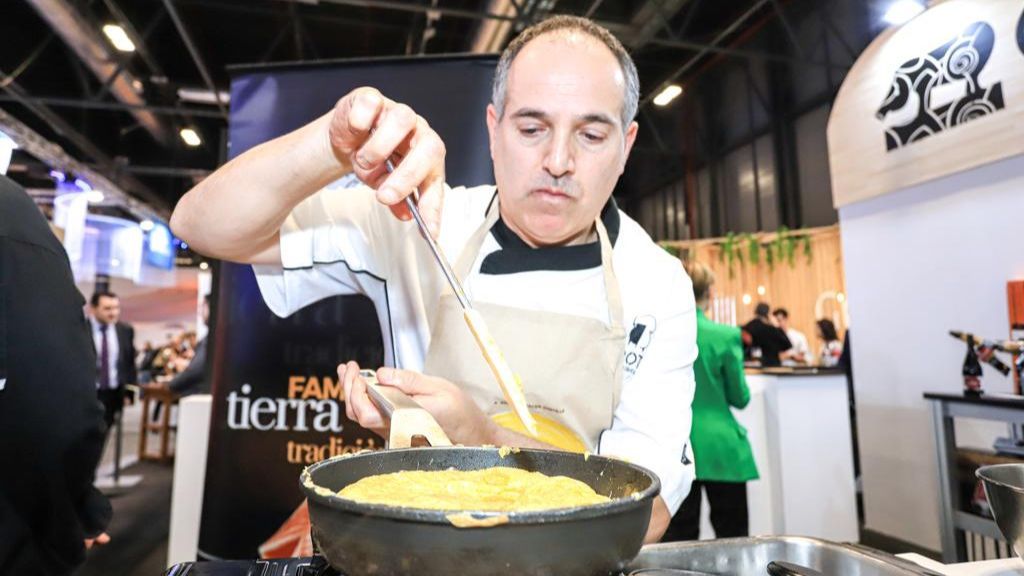 Alberto García elaborando una tortilla al estilo Betanzos