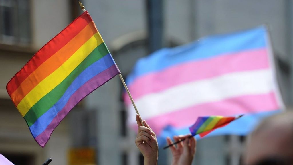 Bandera arcoiris contra la homofobia