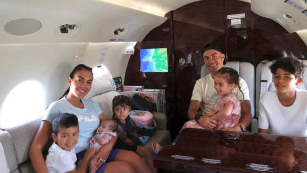 Cristiano y Georgina en un vuelo junto a sus hijos