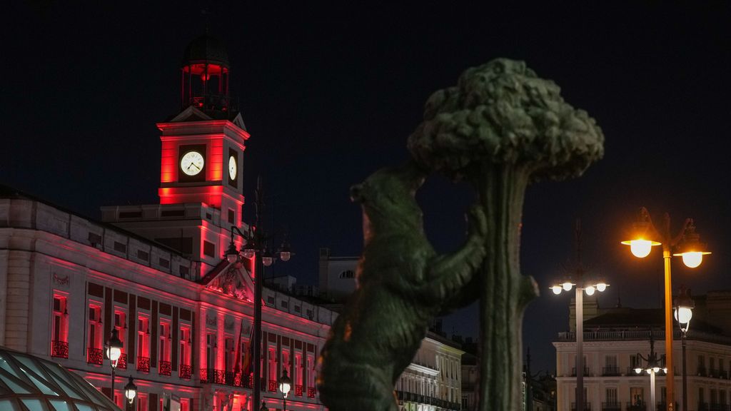 El Ayuntamiento de Madrid se ilumina de rojo carmesí por el cumpleaños del rey Felipe VI