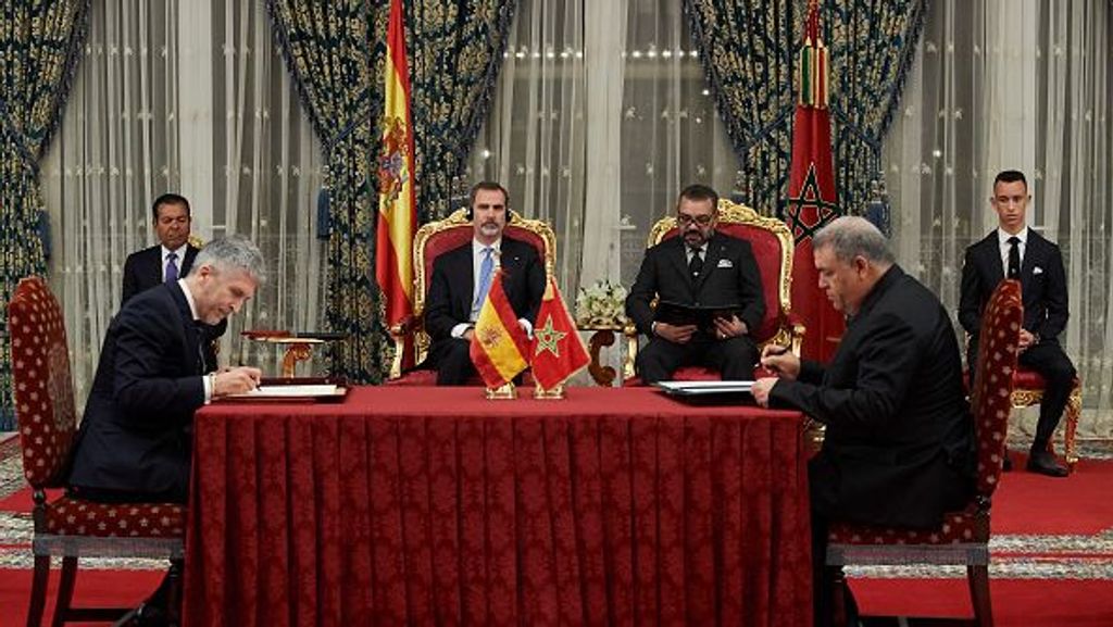 El Rey Felipe VI de España, el Rey Rey Mohammed VI de Marruecos y el Príncipe Moulay Hassan de Marruecos asisten a la firma de acuerdos bilaterales en el Palacio Real de Agdal el 13 de febrero de 2019 en Rabat, Marruecos