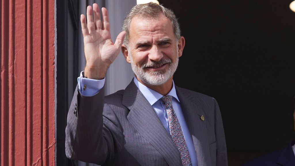 El Rey Felipe VI saluda a los vecinos de Lebrija  desde el balcón del Ayuntamiento durante la visita al Ayuntamiento Lebrija por los actos conmemorativos del V Centenario de Elio Antonio de Nebrija, a 5 de octubre de 2022 en Sevilla (Andalucía, España). El municipio sevillano de Lebrija, celebra el V Centenario de Elio Antonio de Lebrija, célebre humanista y pionero de la gramática que nació en esta localidad.