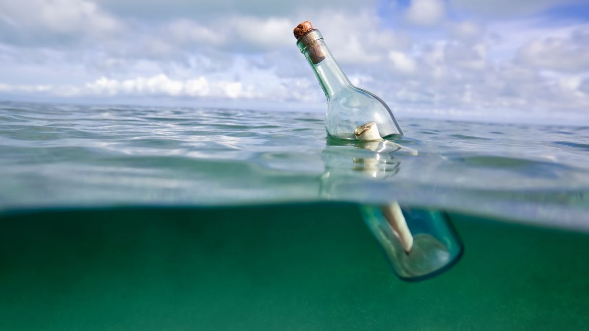 Encuentra en una botella flotando por el Océano Atlántico en A Coruña las cenizas de un surfista de Georgia