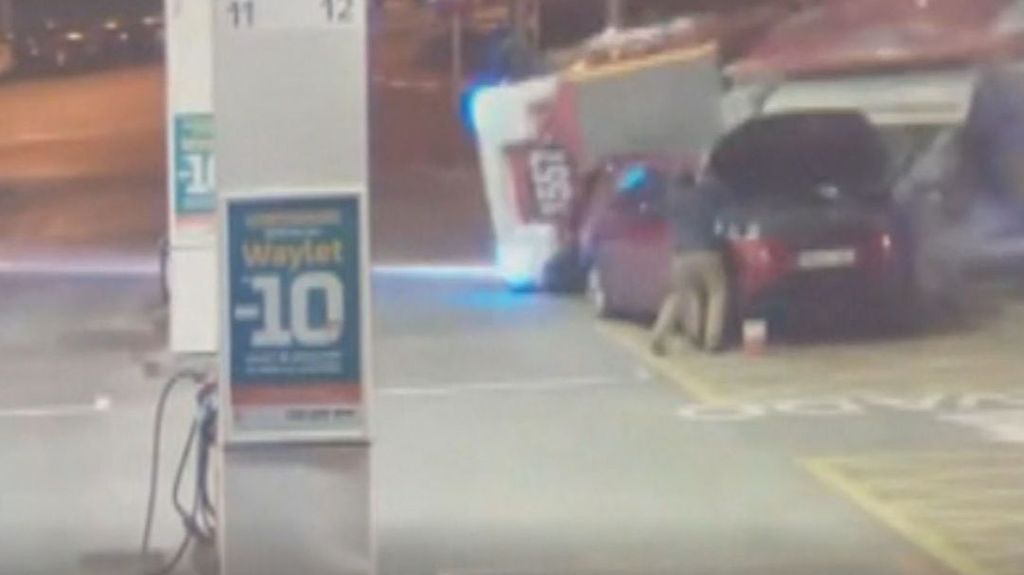 Está echando anticongelante en una gasolinera de Madrid y un camión de bomberos aplasta su coche