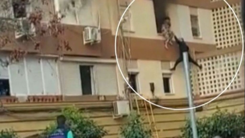 Incendio en una vivienda de Sevilla capital con varias personas atrapadas, entre ellas menores