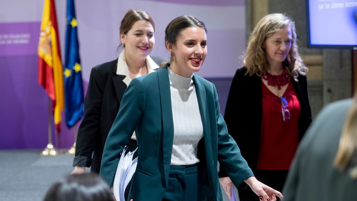 La ministra Irene Montero junto a la secretaria de Estado de Igualdad, Ángela Rodríguez y la delegada del Gobierno contra la violencia de género, Victoria Rosell La ministra Irene Montero junto a la secretaria de Estado de Igualdad, Ángela Rodríguez y la delegada del Gobierno contra la violencia de género, Victoria Rosell