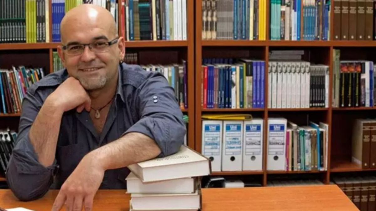 Muere el escritor Alexis Ravelo a los 51 años tras sufrir un infarto