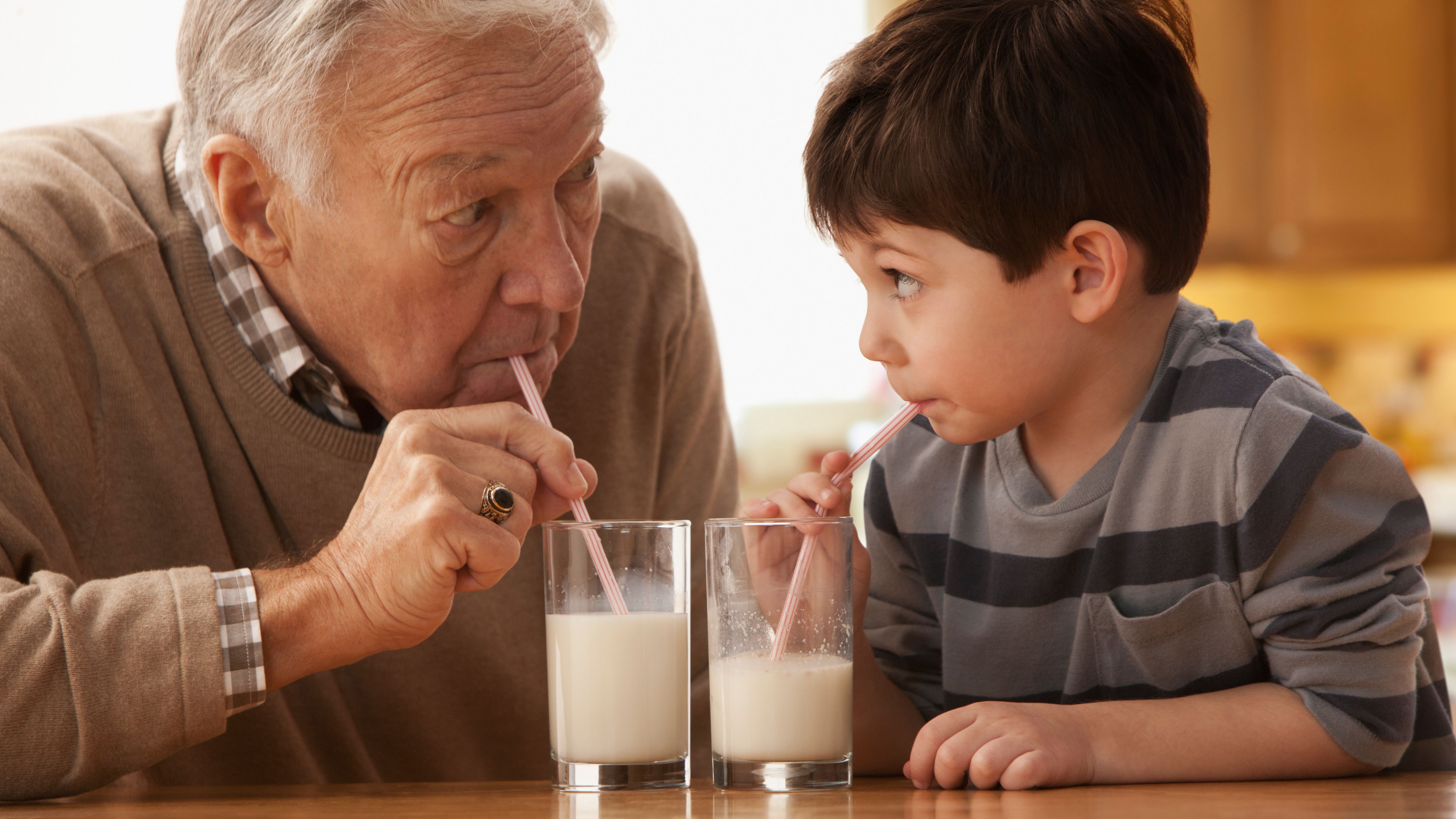 Взрослый сын пьет. Человек пьет молоко. Люди пьющие молоко. Семья молоко. Молочная продукция для детей.