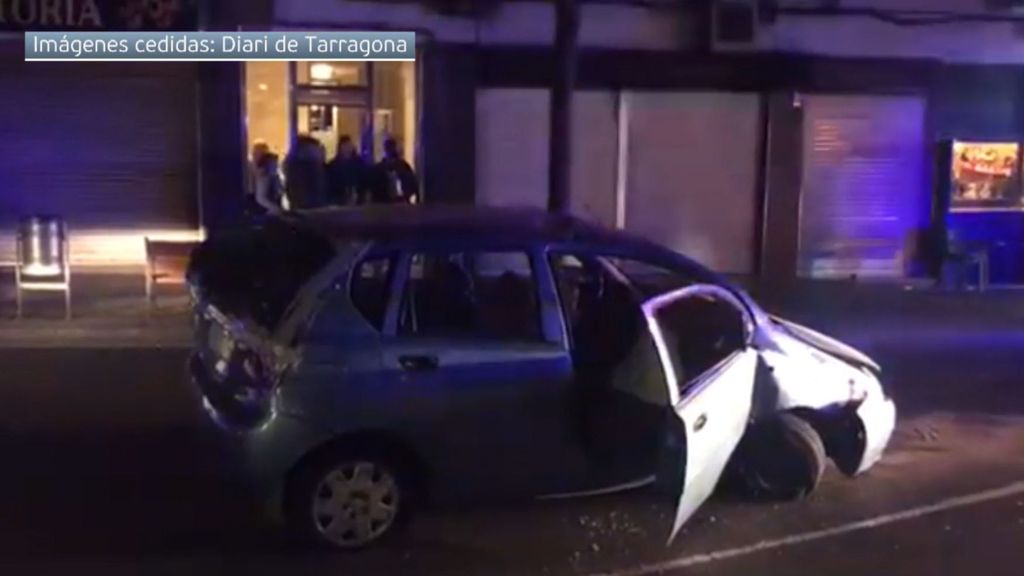 Un coche se estampa contra la terraza de un bar en Tarragona