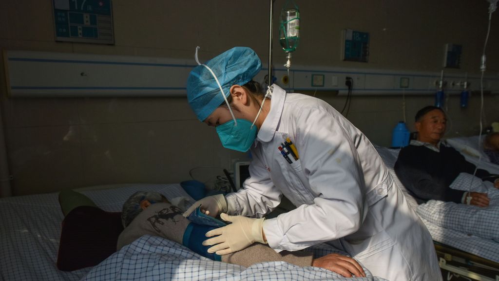 Un paciente de covid es atendido en un hospital