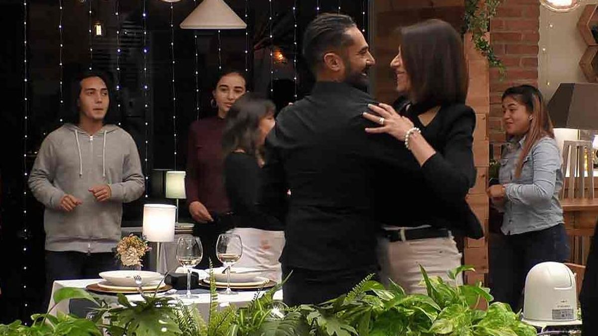 Una buena bachata hace que Xaro se olvide del escote de su cita en ‘First Dates’: “Puede funcionar”