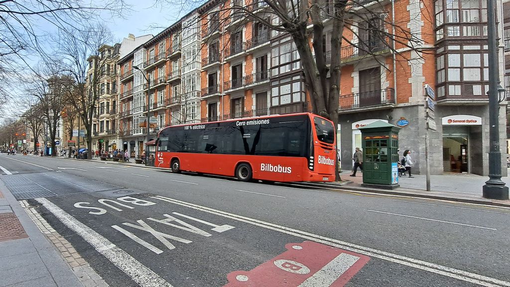 Una bus de Bilbao en la parada.