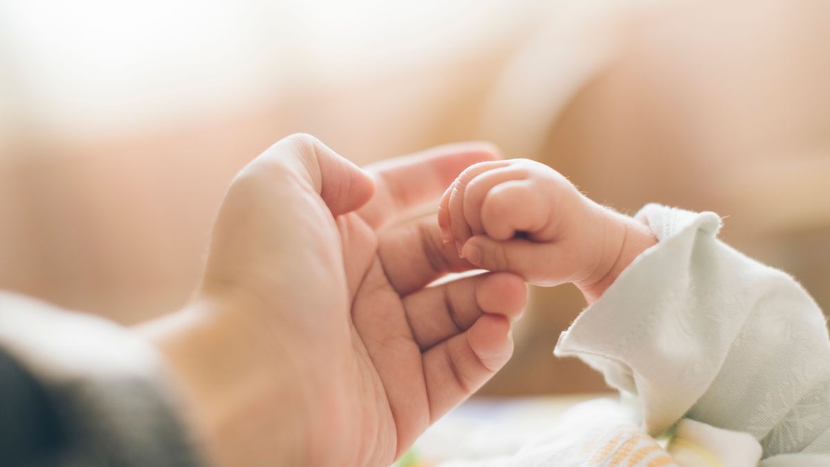 Una mujer da a luz a un bebé que no era suyo: la clínica le transfirió el embrión de otra pareja