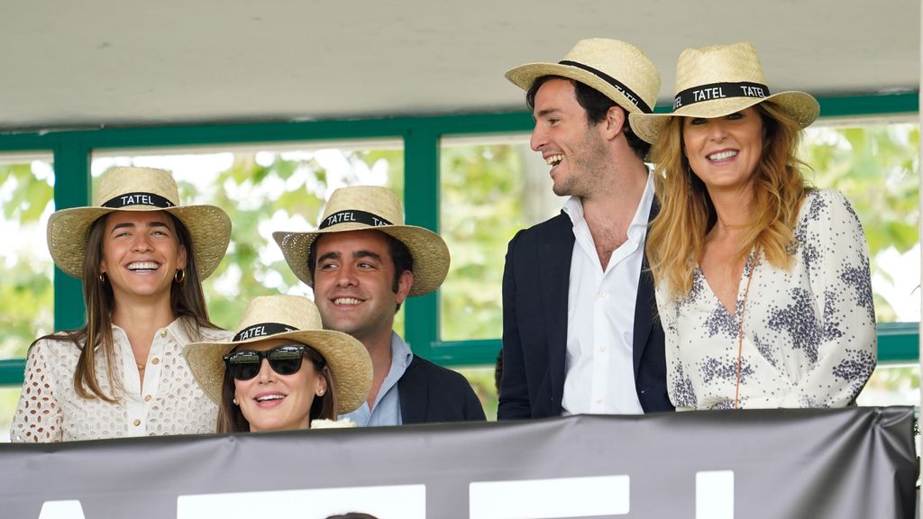 amara Falcó, Iñigo Onieva, su madre Carolina Molas y el ex marido de esta, José Ignacio de Guadamillas, en la segunda jornada del Global Champion Tour de saltos de obstáculos de hípica que se celebra en el Club de Campo Villa de Madrid, a 21 de mayo de 2021, en Madrid, España.