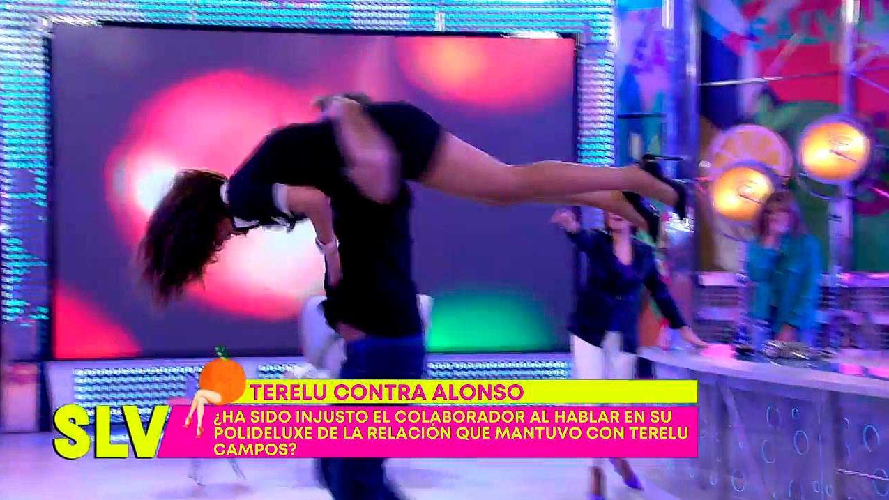 Carmen Alcayde acaba por los aires bailando con Alonso Caparrós