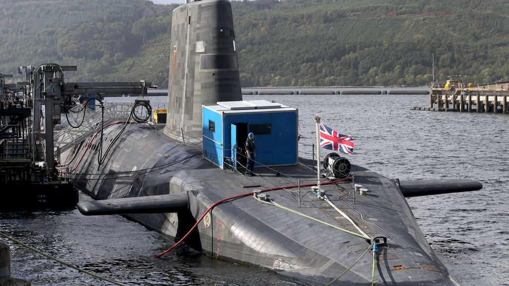 El HMS Vanguard, cuyo reactor nuclear ha tratado de ser reparado con pegamento