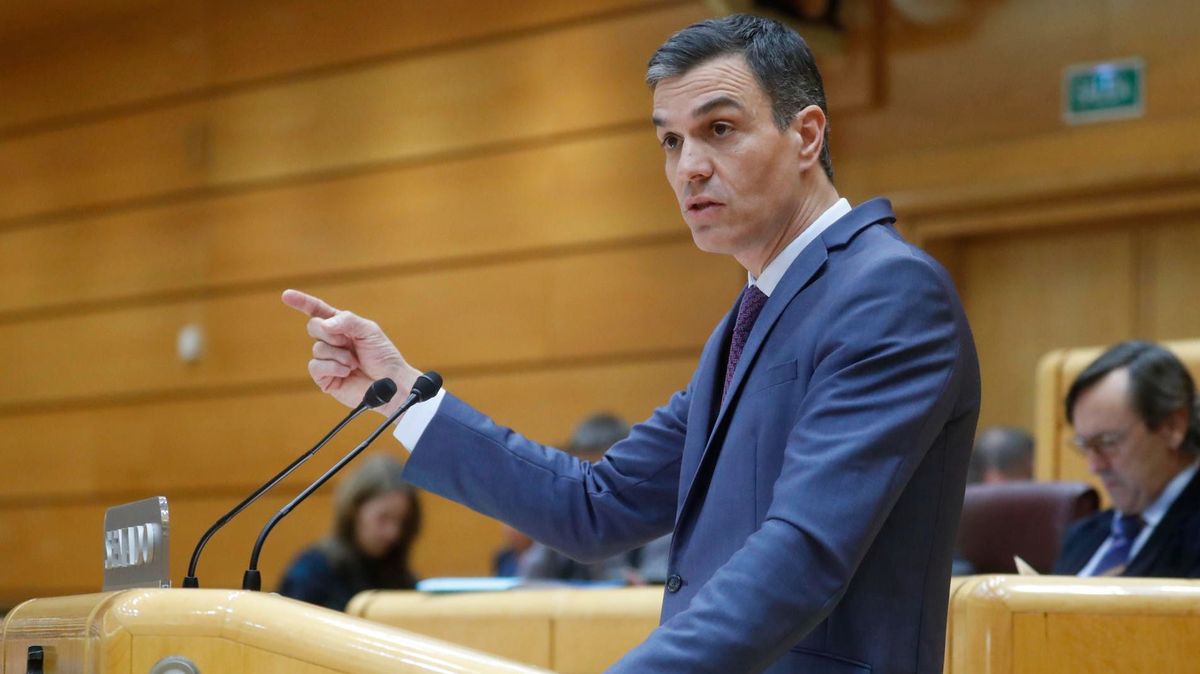 El presidente del Gobierno, Pedro Sánchez, durante su cuerpo a cuerpo con Feijóo en el Senado