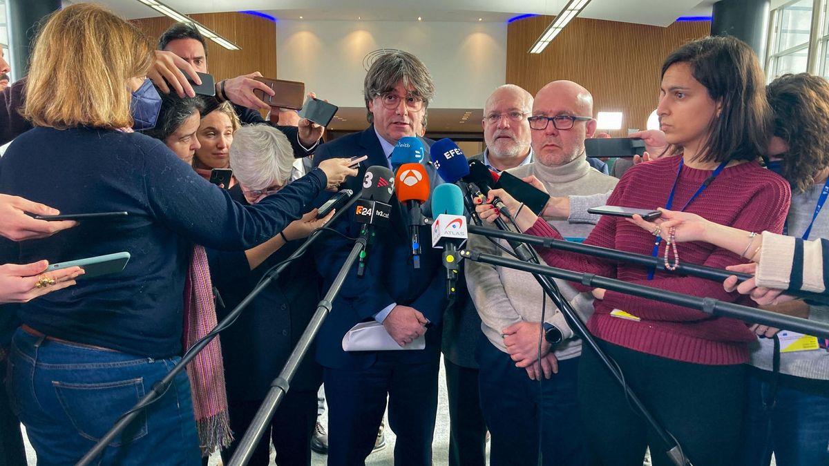 l expresidente catalán Carles Puigdemont (c) y su abogado Gonzalo Boye (c-d) declaran ante la prensa sobre la sentencia del Tribunal de Justicia de la Unión Europea en Bruselas