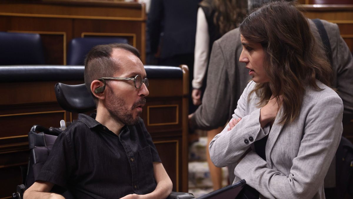 La ministra Irene Montero charla con el portavoz de Podemos, Pablo Echenique, en el Congreso