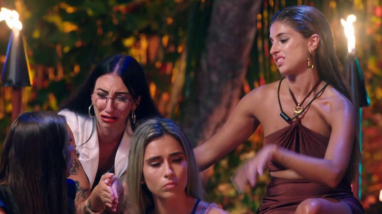 Naomi llora en la hoguera