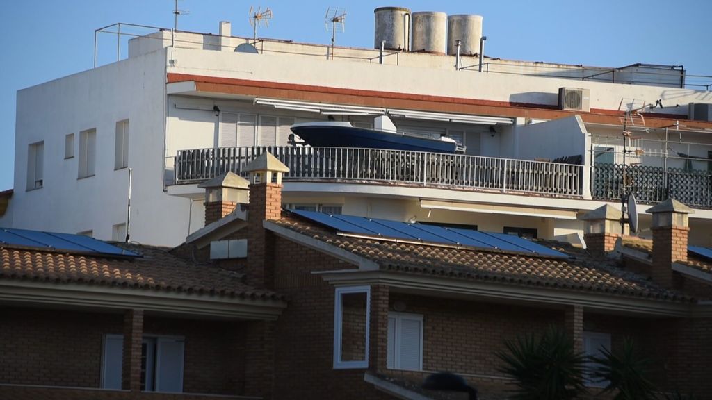 Un hombre sube su lancha a la terraza de su piso en Menorca para ahorrarse el alquiler de la cochera: "Ahorro 70 euros al mes"