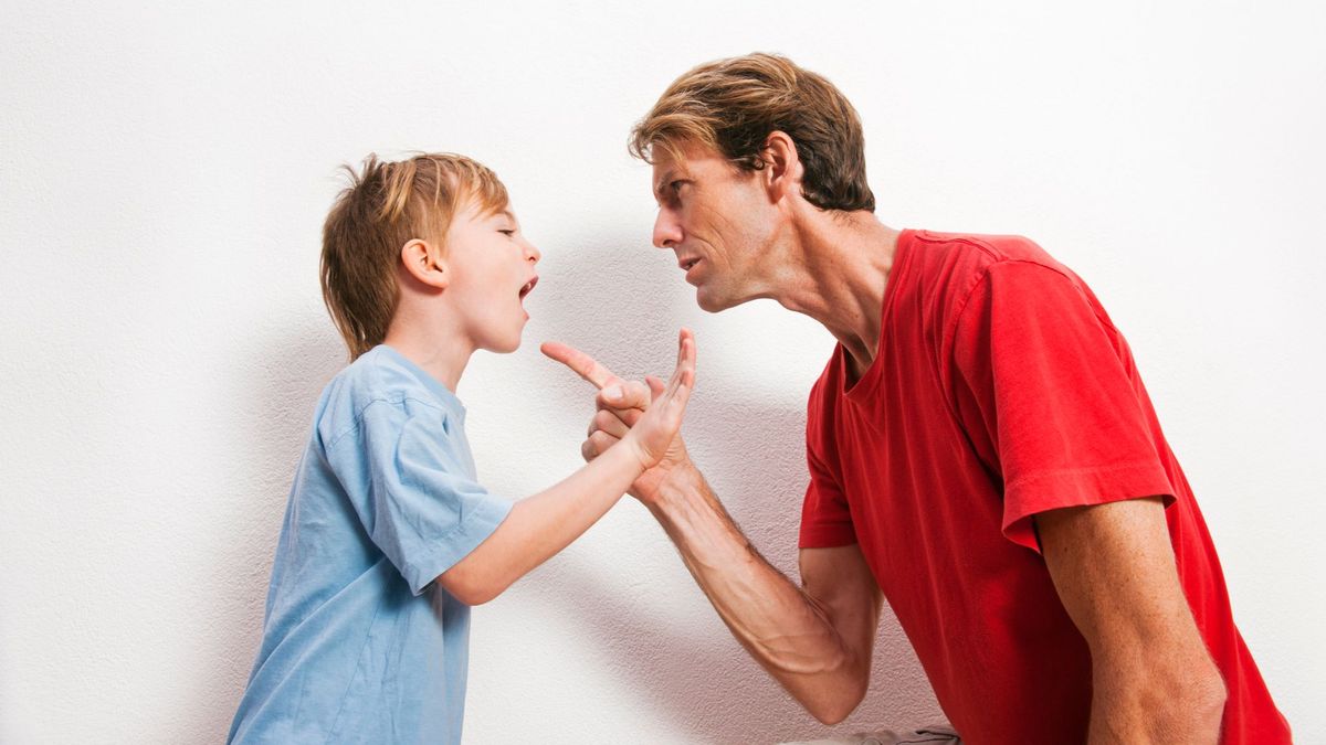 Un padre regaña y discute son su hijo desobediente