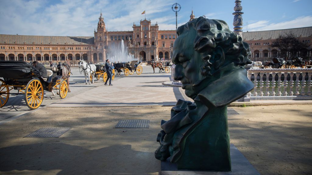 Una de las réplicas gigantes de la estatuilla de Los Goya en la Plaza de España de Sevilla