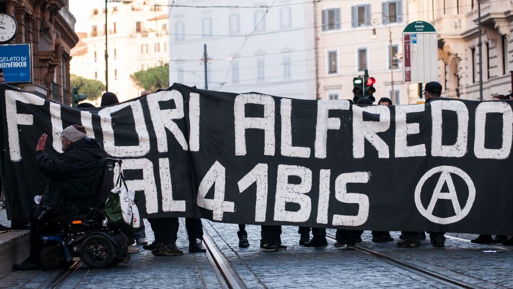 Varios manifestantes piden en Roma que Alfredo Cospito salga del régimen 41 bis.