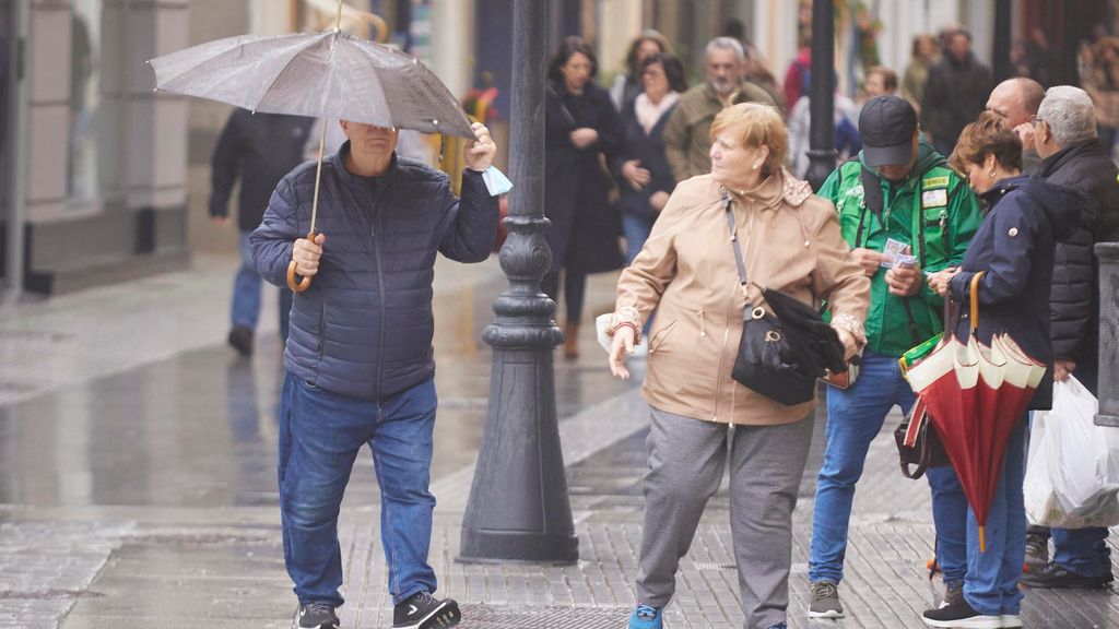 Un hombre aguanta su paraguas para que el viento no lo vuele durante la llegada de la borrasca Efraín a Cádiz, a 13 de diciembre de 2022 en Cádiz (Andalucía, España).