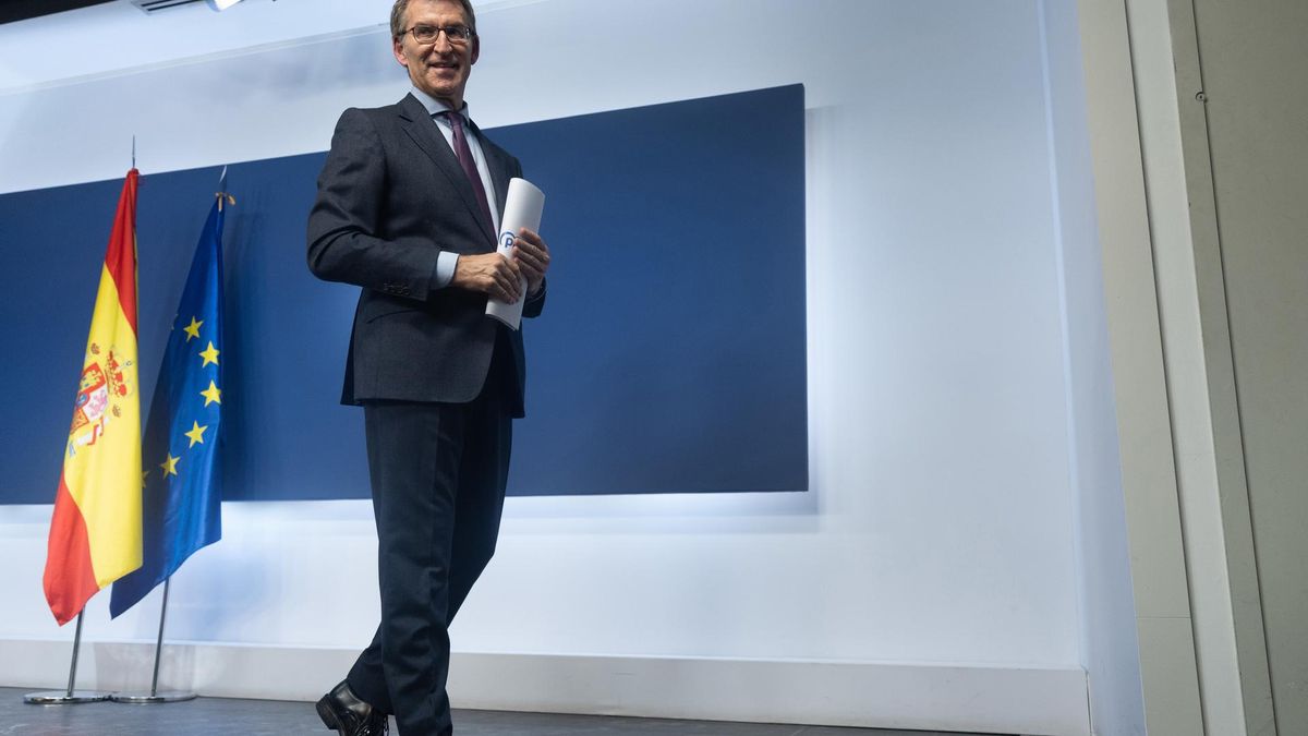 El presidente del Partido Popular, Alberto Núñez Feijóo, a su salida de comparecer tras hacer balance del año 2022, en la sede del Partido Popular, a 29 de diciembre de 2022, en Madrid (España).