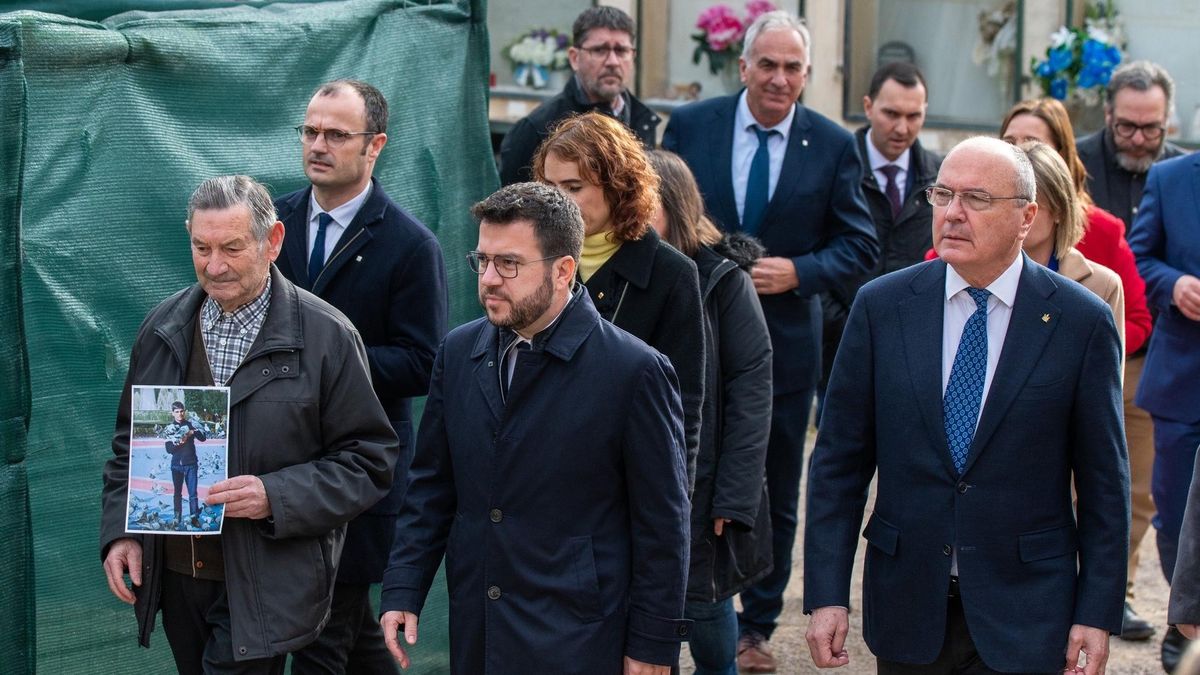 El hemano de Cipriano Martos, Antonio Martos; el presidente del Govern Pere Aragonès; el alcalde de Reus Carles Pellicer y la consellera Gemma Ubasart al visitar la fosa común de Reus (Tarragona). El hemano de Cipriano Martos, Antonio Martos; el presidente del Govern Pere Aragonès; el alcalde de Reus Carles Pellicer y la consellera Gemma Ubasart al visitar la fosa común de Reus (Tarragona).