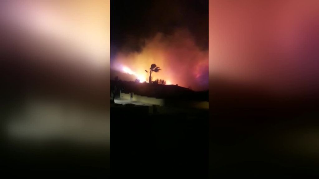 Un incendio forestal en Aigües obliga a evacuar a más de 200 vecinos de sus viviendas en Alicante