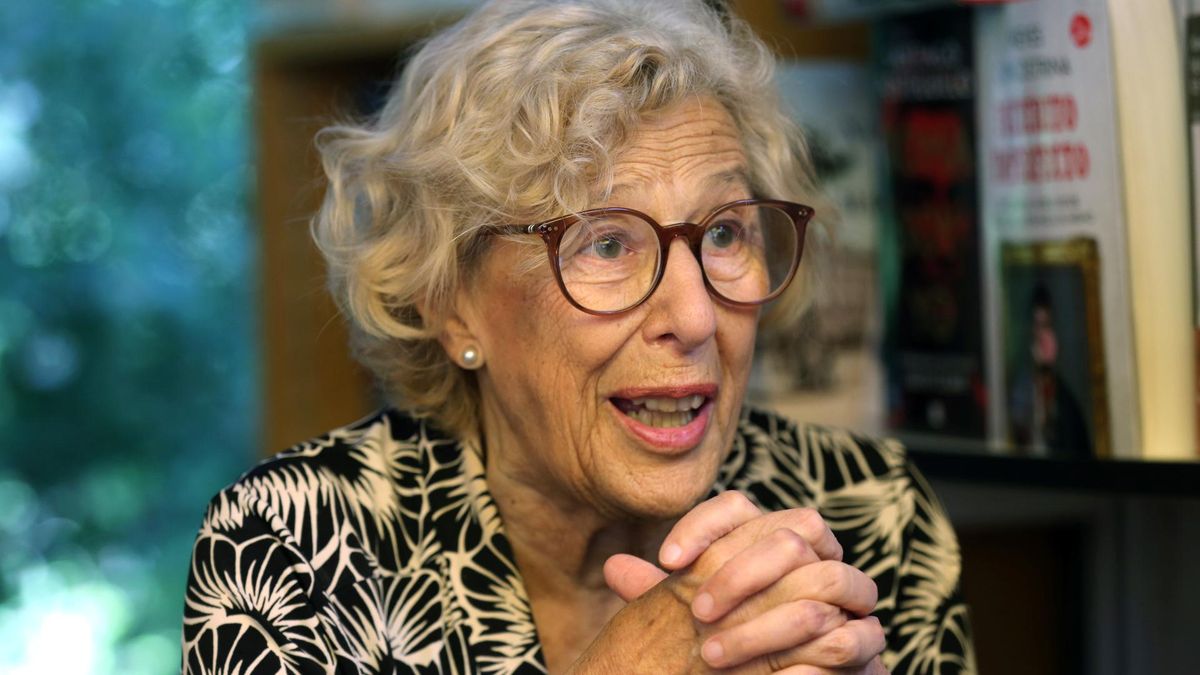 Archivo - La exalcaldesa de Madrid, Manuela Carmena, firma libros en una caseta de la Feria del Libro 2022, en el Parque de El Retiro, a 28 de mayo de 2022, en Madrid (España). Archivo - La exalcaldesa de Madrid, Manuela Carmena, firma libros en una caseta de la Feria del Libro 2022, en el Parque de El Retiro, a 28 de mayo de 2022, en Madrid (España).
