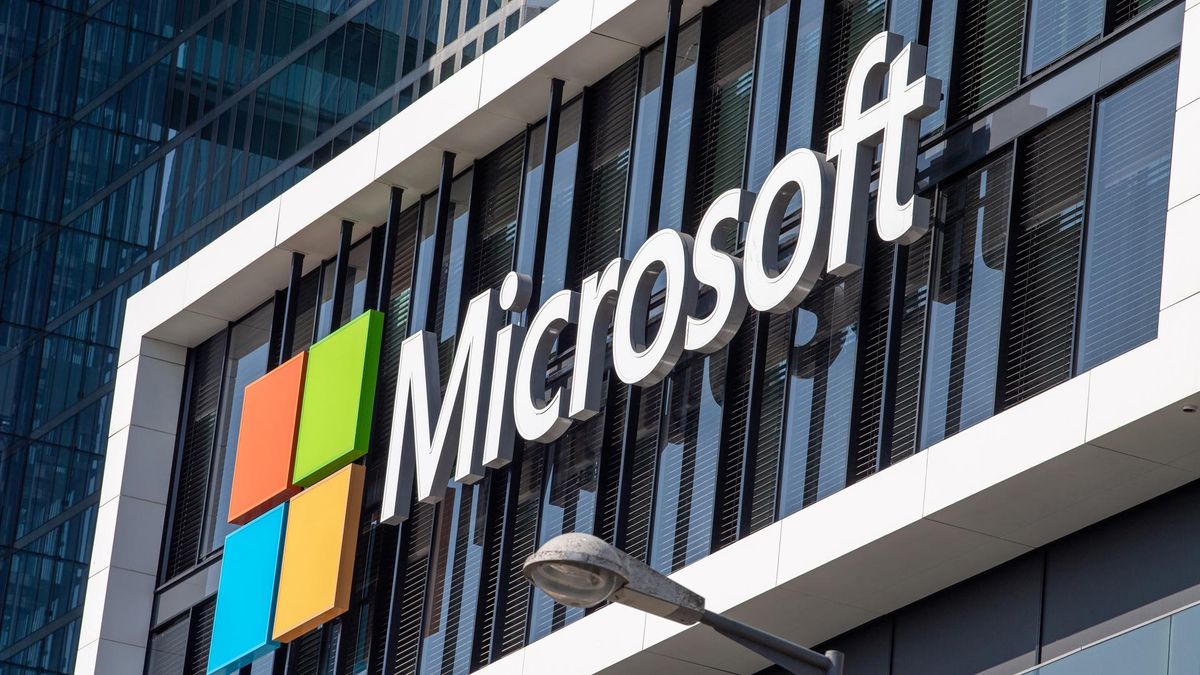 Archivo - FILED - 26 March 2021, Bavaria, Munich: The Microsoft logo hangs on the facade of an office building in Munich. Photo: Peter Kneffel/dpa