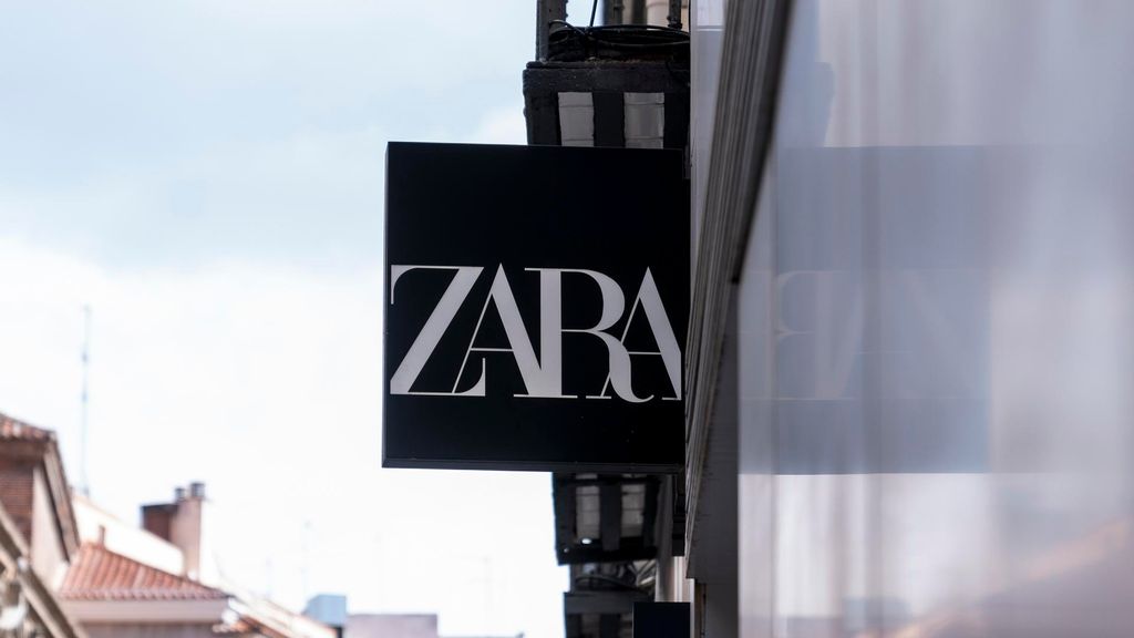 Archivo - Un cartel de una tienda Zara