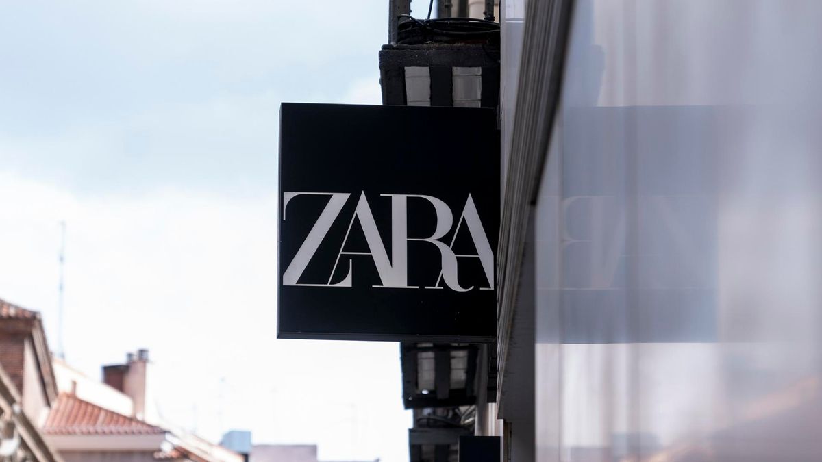 Archivo - Un cartel de una tienda Zara Archivo - Un cartel de una tienda Zara