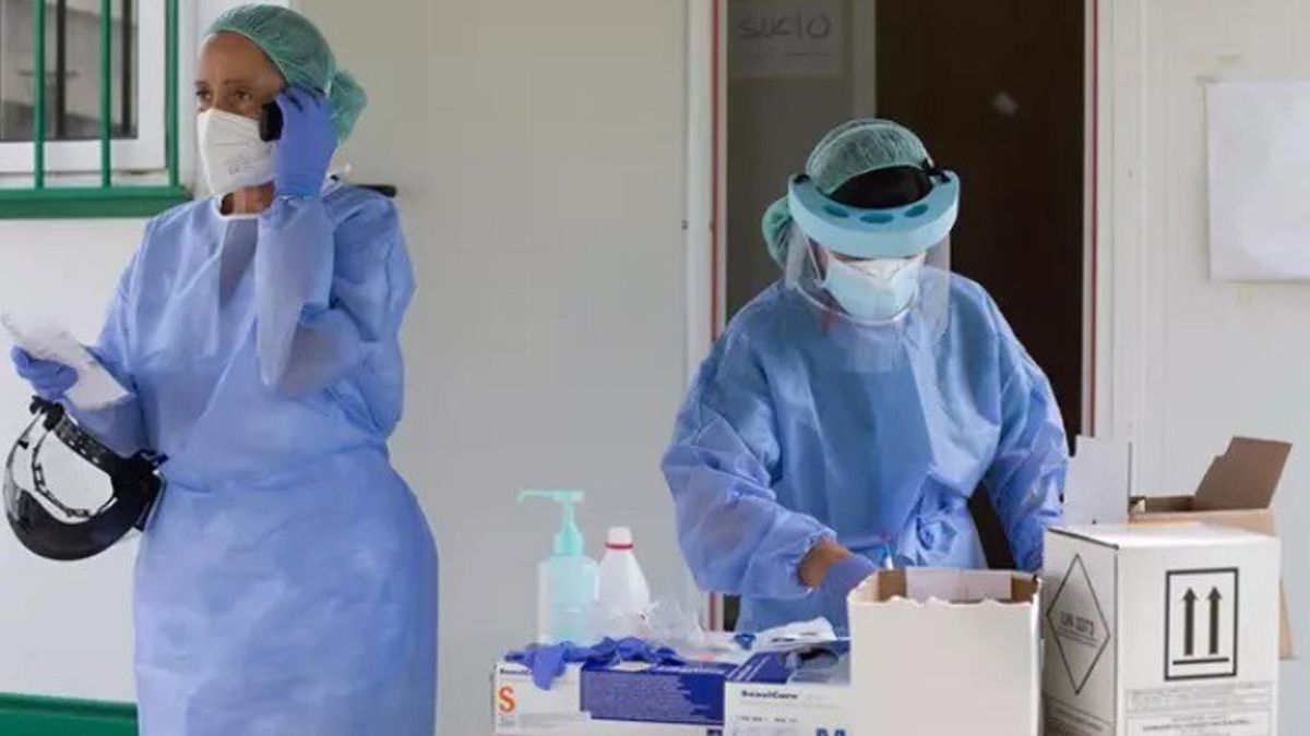 Archivo - Dos sanitarias preparan PCR en Monforte de Lemos (Lugo)