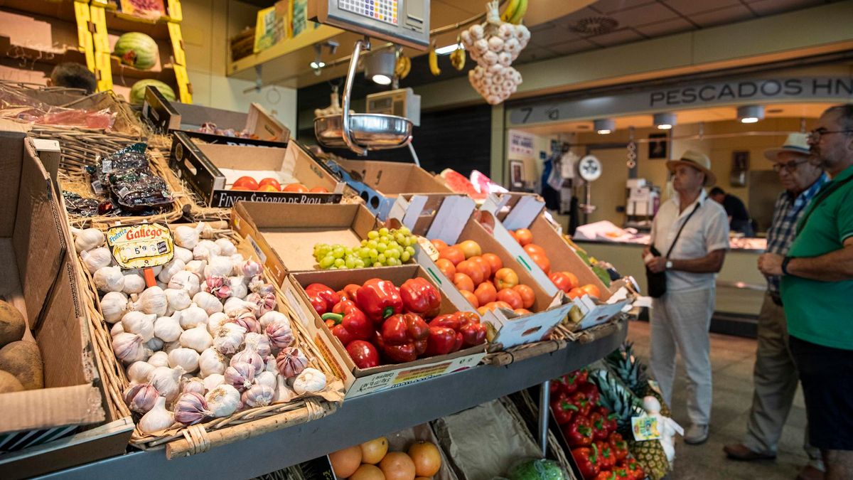 Archivo - Un puesto de frutas y verduras de un mercado de abastos. Archivo - Un puesto de frutas y verduras de un mercado de abastos.